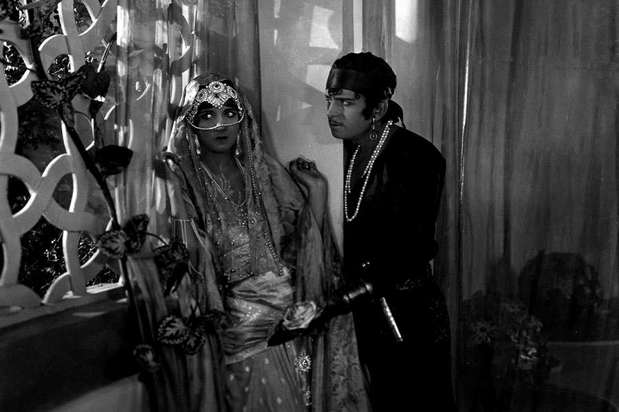 Douglas Fairbanks y Julanne Johnston. (The thief of Bagdad. United Artists. 1924.)