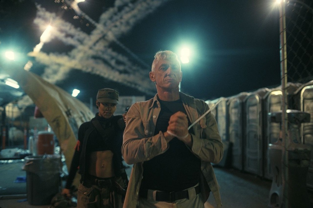 Una batalla tras otra. (Warner Bros., Ghoulardi Film Company.